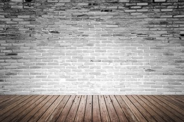 tuğla duvar ve ahşap zemin ile eski iç odası