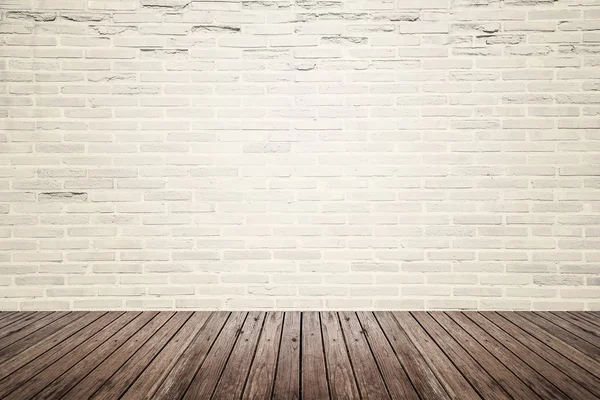 Vecchia sala interna con muro di mattoni e pavimento in legno — Foto Stock