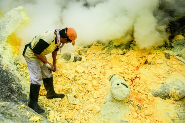 Kükürt madenci kawah Ijen'de, java, Endonezya