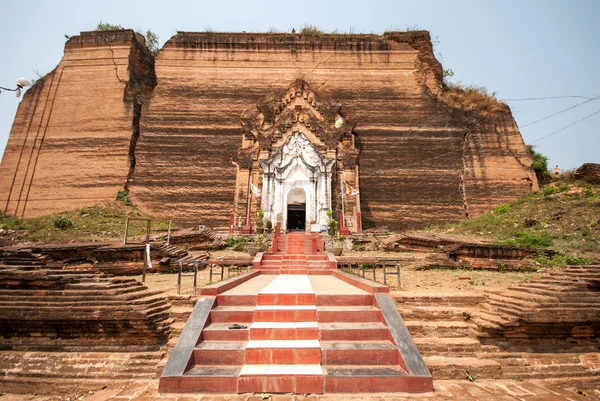 Yıkık mingun pagoda anıt, myanmar içinde — Stok fotoğraf