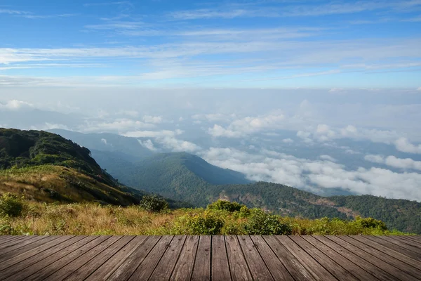 Malerische Berglandschaft und Holzboden — Stockfoto