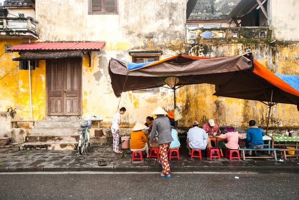 Café de comida de rua em Hoi An, Vietnã — Fotografia de Stock