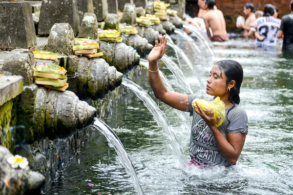 Holy spring water at Tirta Empul Temple — Stock Photo, Image