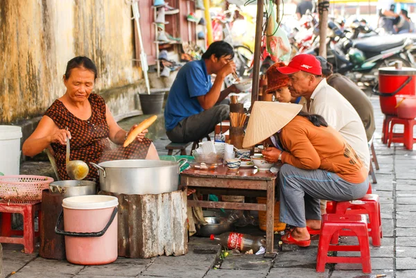 Café de comida de rua em Hoi An, Vietnã — Fotografia de Stock