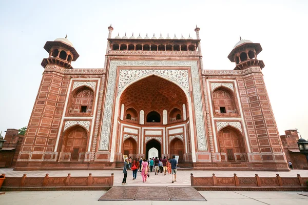 A taj mahal főbejáratánál — Stock Fotó