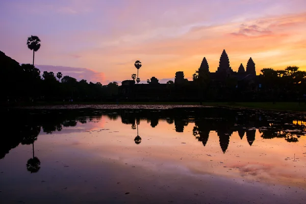 Angkor Wat al amanecer, Siem Reap, Camboya — Foto de Stock