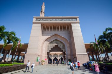 Putra Camii, Putrajaya, Malezya kapısı