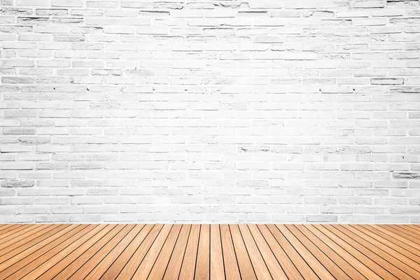 Gamla inre rum med tegel vägg och trä golv — Stockfoto