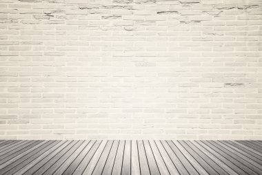 tuğla duvar ve ahşap zemin ile eski iç odası