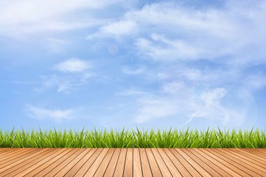 Ahşap desen ve çim gökyüzü altında