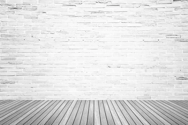 tuğla duvar ve ahşap zemin ile eski iç odası