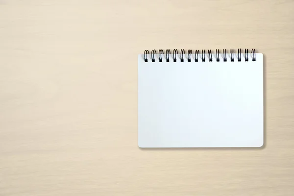 Notebook em branco na mesa de madeira — Fotografia de Stock