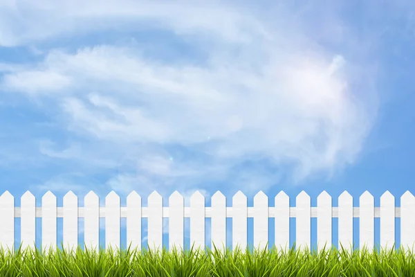 çim ve mavi gökyüzü ve bulutlar altında çit