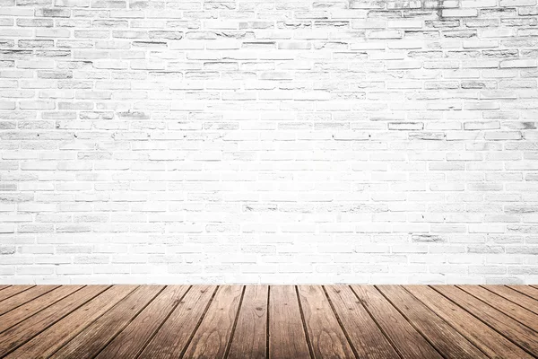 tuğla duvar ve ahşap zemin ile eski iç odası