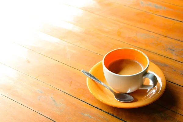 Καφέ στο κεραμικό Κύπελλο πορτοκαλί — Φωτογραφία Αρχείου