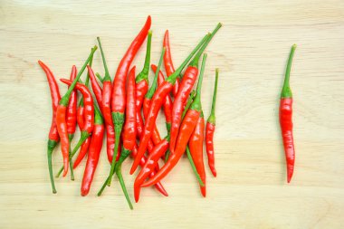 Ahşap doğrama tahtası üzerinde kırmızı pul biber