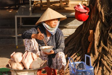 Vietnamese steet vendor have lunch