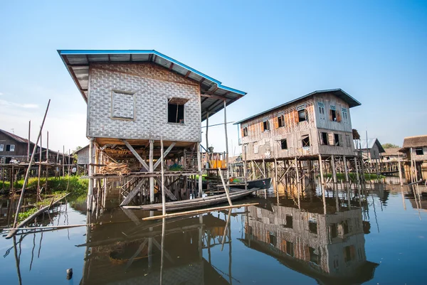 Floating houses in a village of Inle lake — Stock Photo, Image