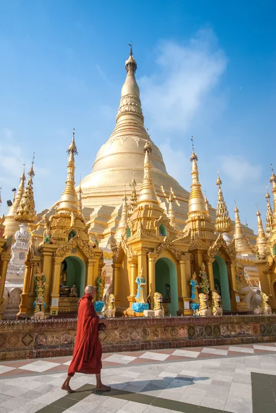 Buddhist monk walking in Shwedagon pagoda — Stok fotoğraf