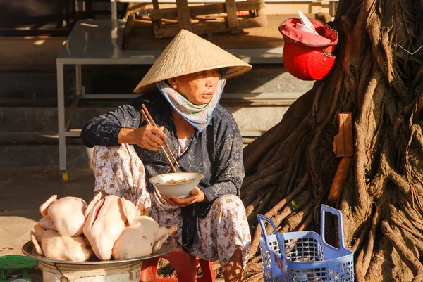 Vietnamese steet vendor have lunch — Stockfoto