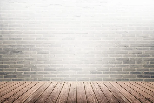 tuğla duvar ve ahşap zemin ile eski iç odası