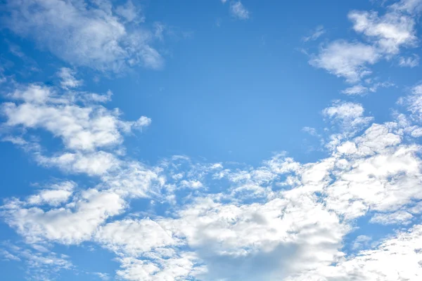 Mavi gökyüzü ve bulutlar arka plan — Stok fotoğraf