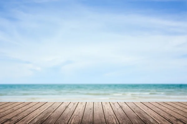 Fa padló, a tenger és az ég elmosódik háttér — Stock Fotó