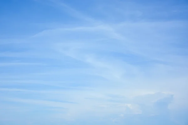 Nuvens cirrus contra o céu azul — Fotografia de Stock