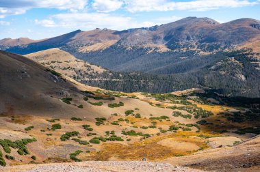 Rocky Mountain Ulusal Parkı 'ndaki Alp ziyaretçi merkezinden manzara, Estes Park, Colorado, ABD. Sonbahar yaprakları ya da sonbahar mevsiminde Alp sırtı patikası manzarası