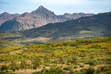San Juan Dağları sonbahar sezonunun başlarında manzara. Dallas Divide 'dan Sneffels Dağı' nın güzel manzarası, Ridgway ile ABD 'nin güneybatısındaki Placerville arasında yüksek bir dağ geçidi..