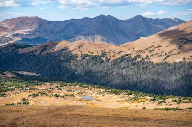 Rocky Mountain Ulusal Parkı 'ndaki Alp ziyaretçi merkezinden manzara, Estes Park, Colorado, ABD. Sonbahar yaprakları ya da sonbahar mevsiminde Alp sırtı patikası manzarası