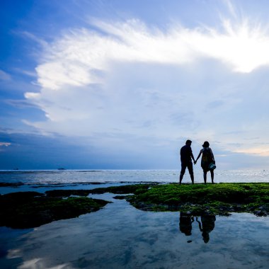 gün batımında sahilde romantik Çift