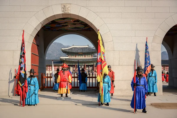 Guard of Gyeongbokgung Palace in Seoul, South Korea — Stock Photo, Image