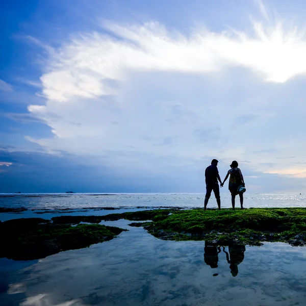 Cuplu romantic pe plajă la apus de soare — Fotografie, imagine de stoc