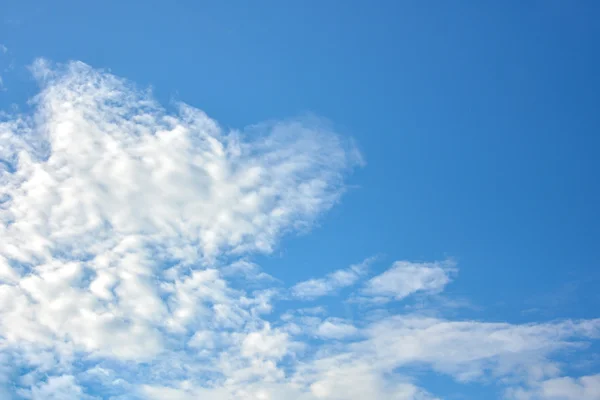 Blue sky and clouds background — Stock Photo, Image