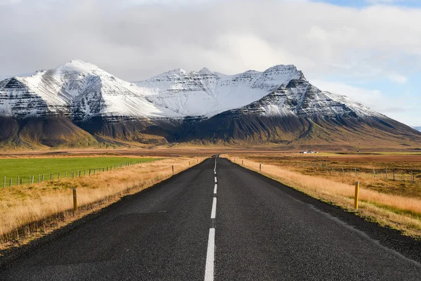 Estrada vazia no início do inverno da Islândia — Fotografia de Stock