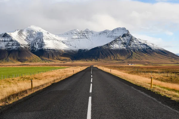 Camino vacío a principios del invierno de Islandia — Foto de Stock