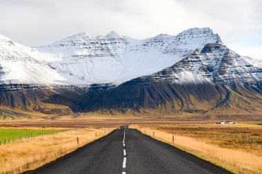 İzlanda'daki erken kışın boş yol