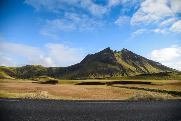Paisaje de montaña en verano de Islandia — Foto de Stock