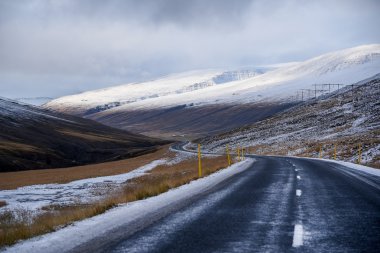 İzlanda'daki erken kışın boş yol