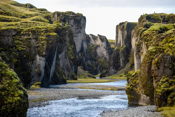 Fjadrargljufur Schlucht mit Fluss, Island — Stockfoto