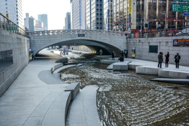 Cheonggyecheon dere kışın, Seoul, Güney Kore