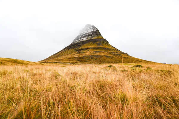 Kirkjufell 山、アイスランドの自然な陸標 — ストック写真