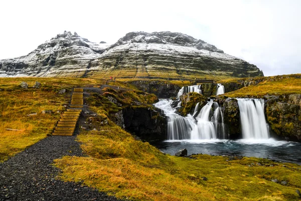 Водоспад поблизу Kirkjufell, природні Орієнтир Ісландії — стокове фото