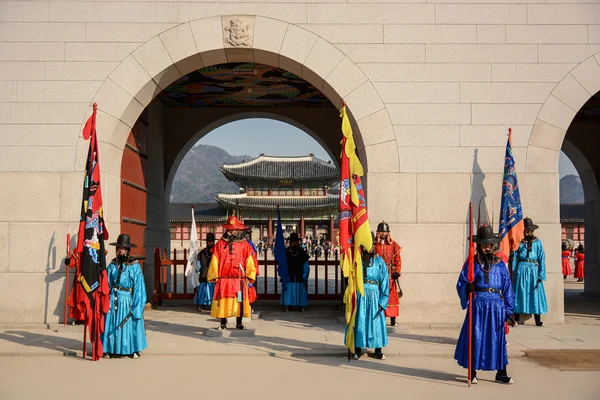 Guard of Gyeongbokgung Palace in Seoul, South Korea — Stock Photo, Image