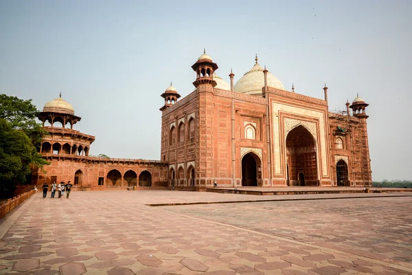 Mecset a Taj Mahal nyugati oldalán — Stock Fotó