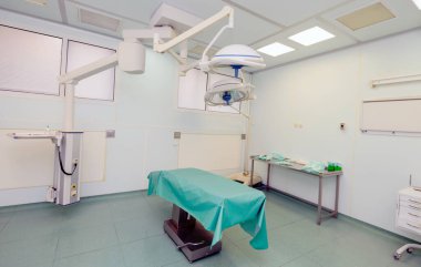 Hastanedeki ameliyathane hastaları kabul etmeye hazırlanıyor.