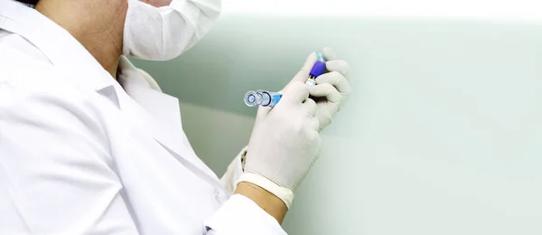 实验室的护士对病人进行血液检测 — 图库照片