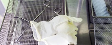 Ameliyat odasında ameliyat aletleri masanın üstünde..