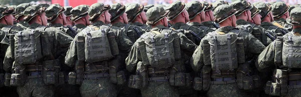 Desfile del ejército, fuerza militar uniforme soldado fila marcha —  Fotos de Stock